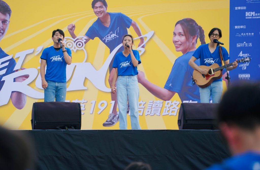11-天韻HML在夕陽餘暉下用清新風格的曲風鼓勵每一位跑者、每一個弱勢家庭的孩子，都能像一盞點亮的燈照亮世界。