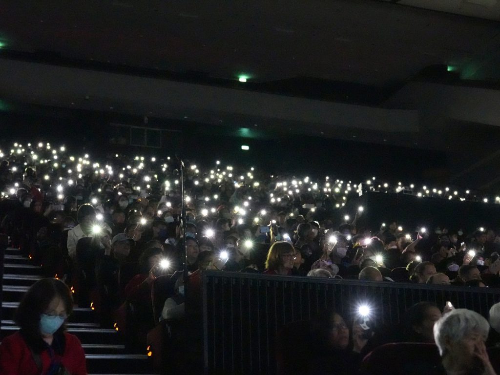 空中英語教室、天韻合唱團與觀眾互動，全場一起大合唱Silent Night，溫馨氣氛就像一個大家庭。