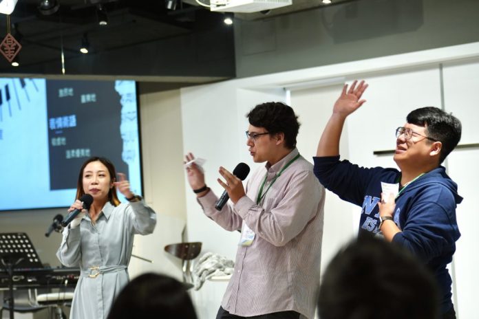 國立台灣師範大學音樂碩士、天韻女高音買皓雪在「超實用樂理」課程中,學員認真參與。