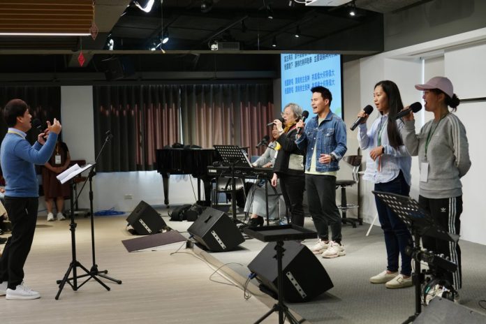 學員上台實際操練演唱五字訣,温克强老師現場指導。
