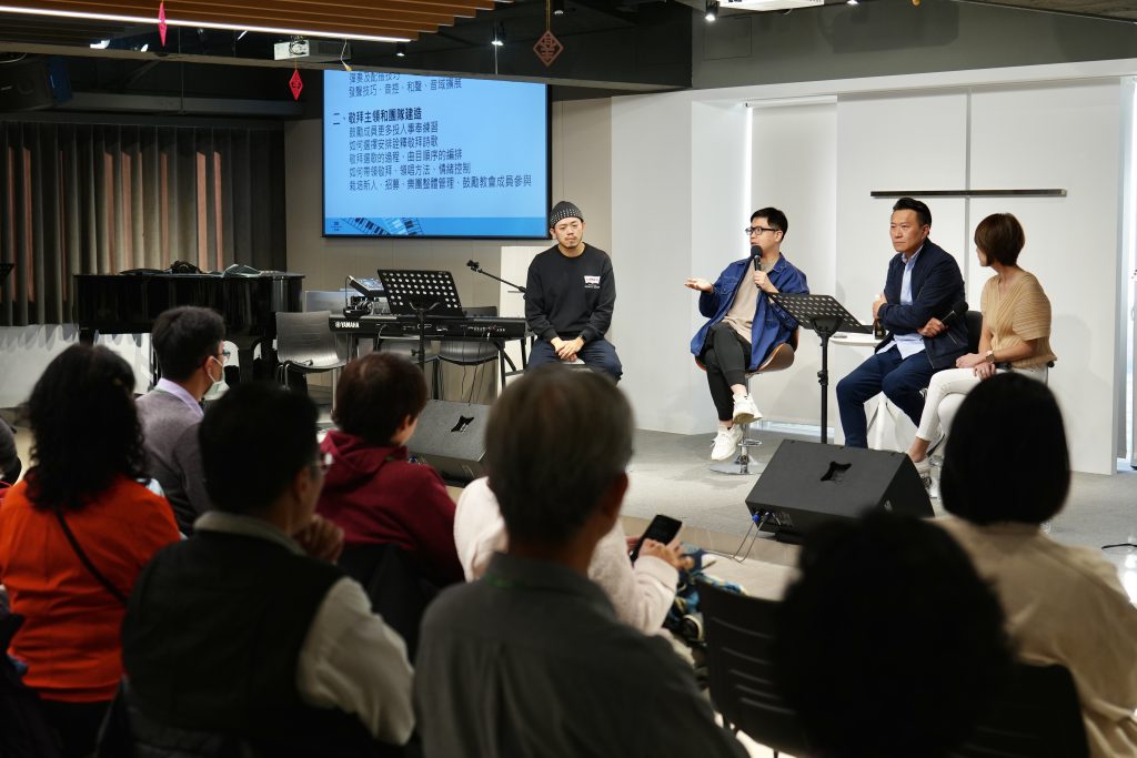 謝光哲、柳子駿、王玫、蕭文凱針對學員們所提出的問題,跟學員進行「敬拜者的對話」,安慰、鼓勵、陪伴敬拜團。