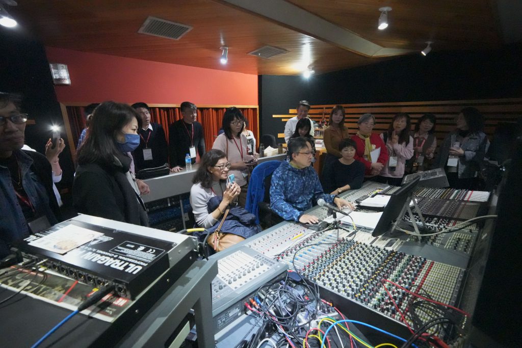 救世傳播協會韻德錄音室資深錄音師潘韻慎在專業錄音室為敬拜團錄製音樂。