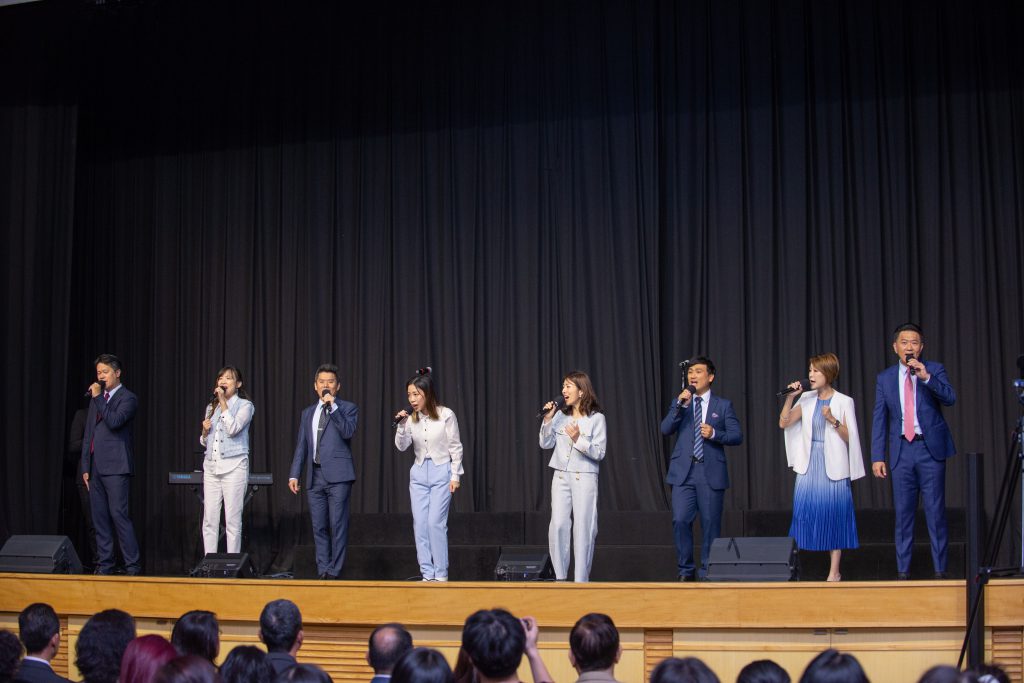 謝光哲團長帶領天韻詩班獻唱美妙的詩歌